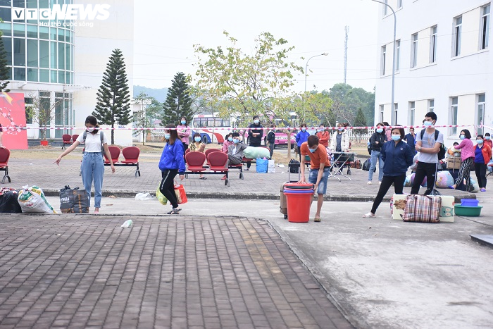 Ảnh: Khẩn trương di dời công nhân công ty POYUN tới điểm cách ly mới - 13