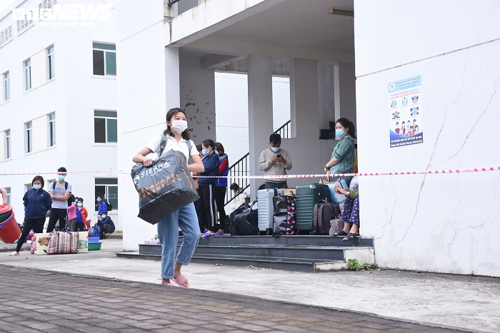 Ảnh: Khẩn trương di dời công nhân công ty POYUN tới điểm cách ly mới - 12