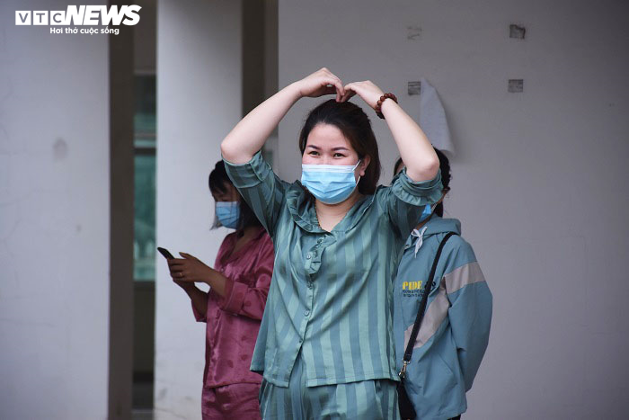 Ảnh: Khẩn trương di dời công nhân công ty POYUN tới điểm cách ly mới - 6