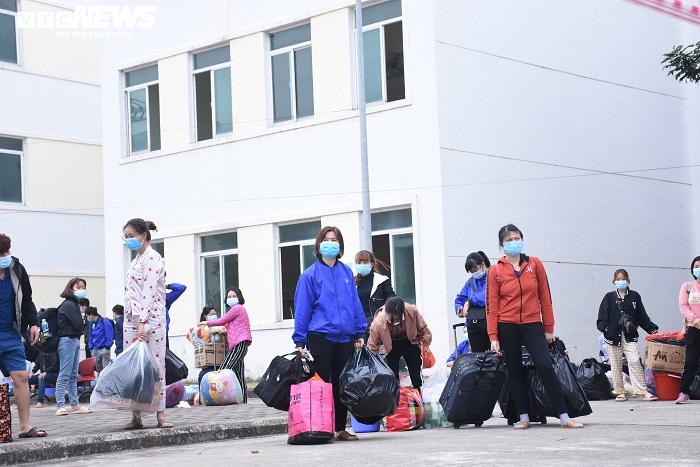 Ảnh: Khẩn trương di dời công nhân công ty POYUN tới điểm cách ly mới - 8