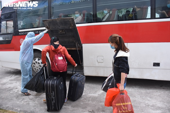 Ảnh: Khẩn trương di dời công nhân công ty POYUN tới điểm cách ly mới - 5