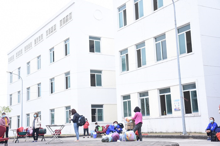 Ảnh: Khẩn trương di dời công nhân công ty POYUN tới điểm cách ly mới - 9