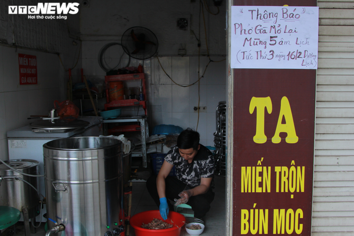 Khai xuân mới biết lệnh cấm, chủ quán phở ở Hà Nội tặng nước dùng cho mọi người - 1