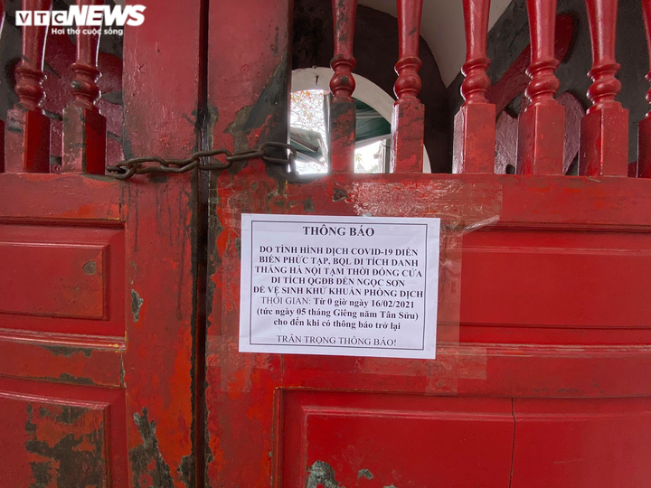 Đình, chùa đóng cửa vì COVID-19: Người Hà Nội bái vọng cầu bình an từ bên ngoài - 3