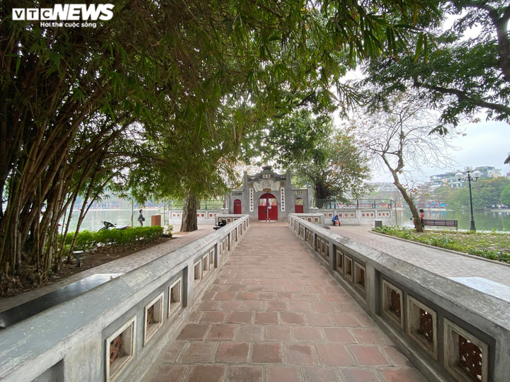 Đình, chùa đóng cửa vì COVID-19: Người Hà Nội bái vọng cầu bình an từ bên ngoài - 1