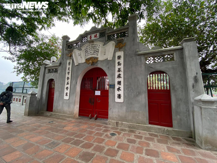 Đình, chùa đóng cửa vì COVID-19: Người Hà Nội bái vọng cầu bình an từ bên ngoài - 2