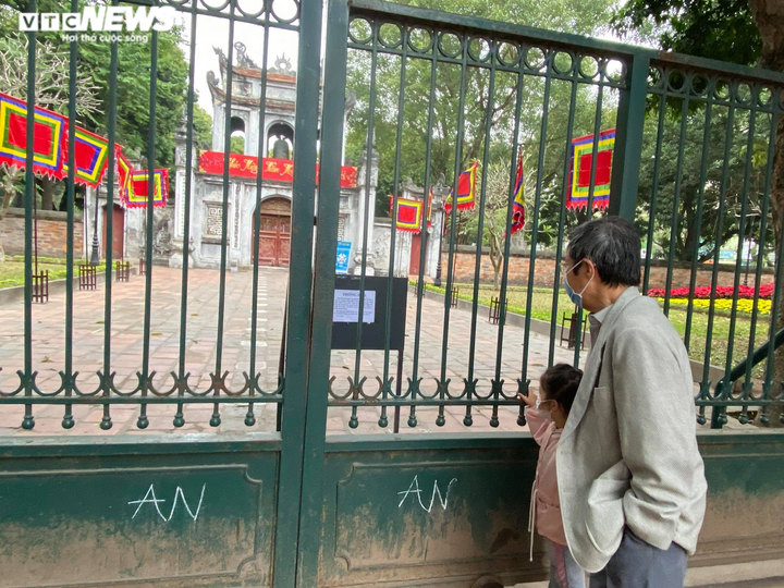 Đình, chùa đóng cửa vì COVID-19: Người Hà Nội bái vọng cầu bình an từ bên ngoài - 7