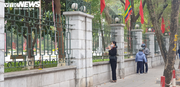 Đình, chùa đóng cửa vì COVID-19: Người Hà Nội bái vọng cầu bình an từ bên ngoài - 10