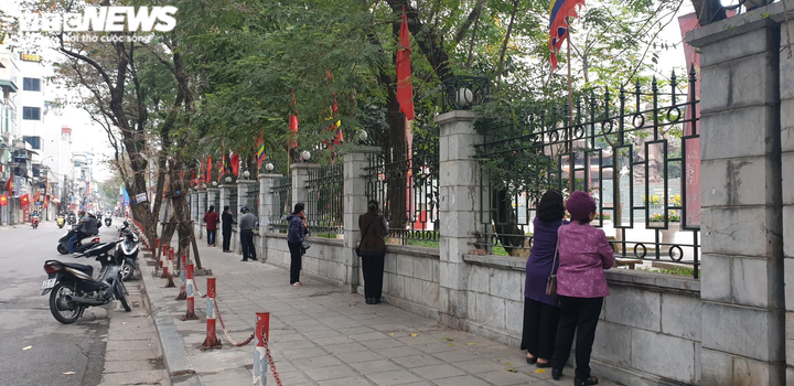 Đình, chùa đóng cửa vì COVID-19: Người Hà Nội bái vọng cầu bình an từ bên ngoài - 13