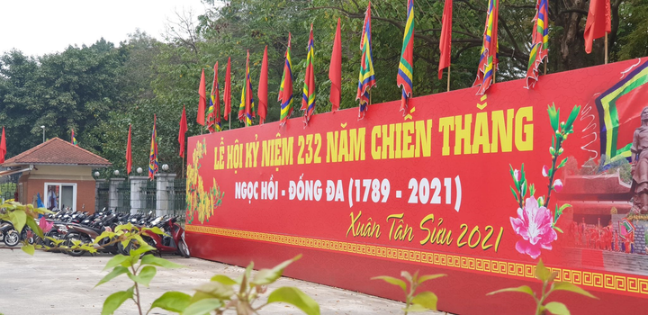 Đình, chùa đóng cửa vì COVID-19: Người Hà Nội bái vọng cầu bình an từ bên ngoài - 12