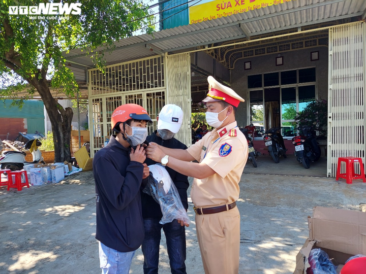 CSGT Đắk Nông ‘đội nắng’ phát nước, mũ bảo hiểm miễn phí cho người dân - 3