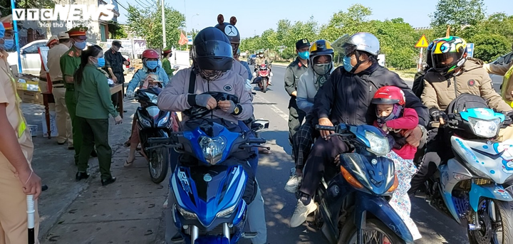 CSGT Đắk Nông ‘đội nắng’ phát nước, mũ bảo hiểm miễn phí cho người dân - 4