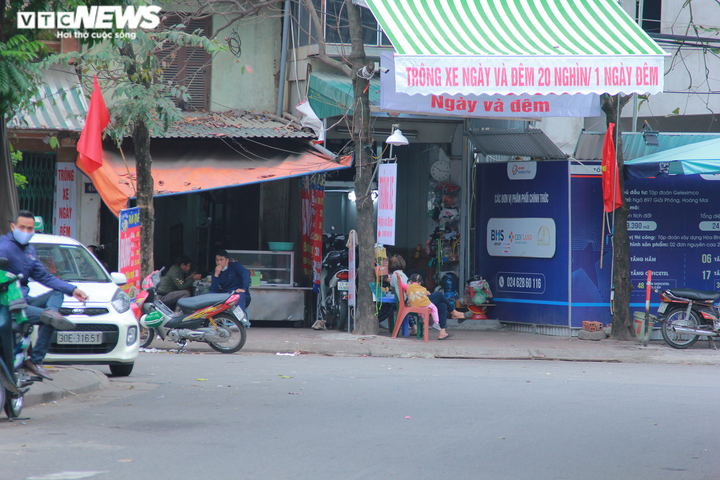 Ảnh: Các quán ăn ở Hà Nội thực hiện ra sao trong ngày đầu cấm bán hàng? - 4