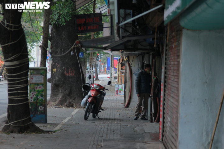 Ảnh: Các quán ăn ở Hà Nội thực hiện ra sao trong ngày đầu cấm bán hàng? - 1