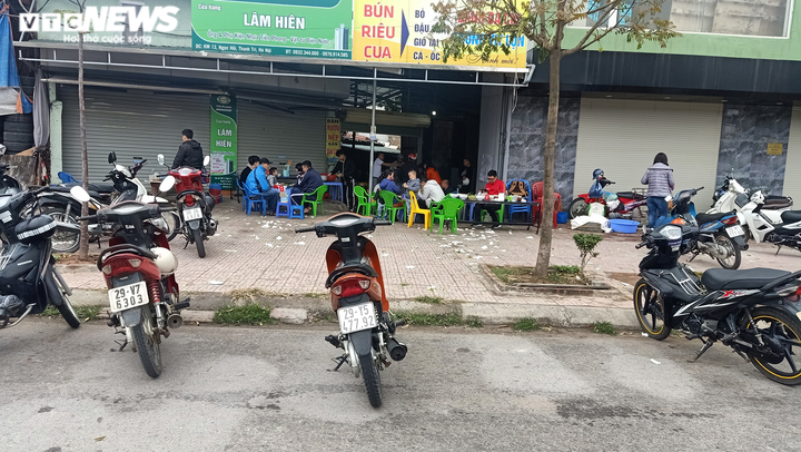 Ảnh: Các quán ăn ở Hà Nội thực hiện ra sao trong ngày đầu cấm bán hàng? - 2
