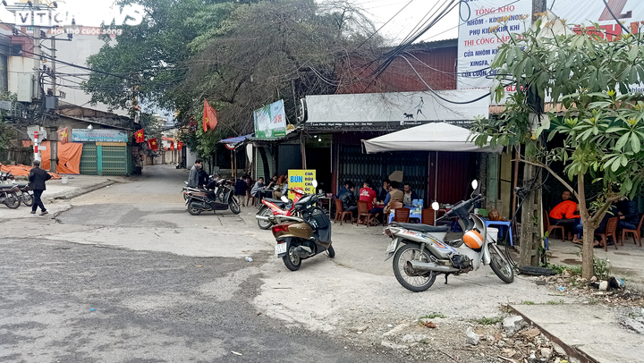 Ảnh: Các quán ăn ở Hà Nội thực hiện ra sao trong ngày đầu cấm bán hàng? - 3