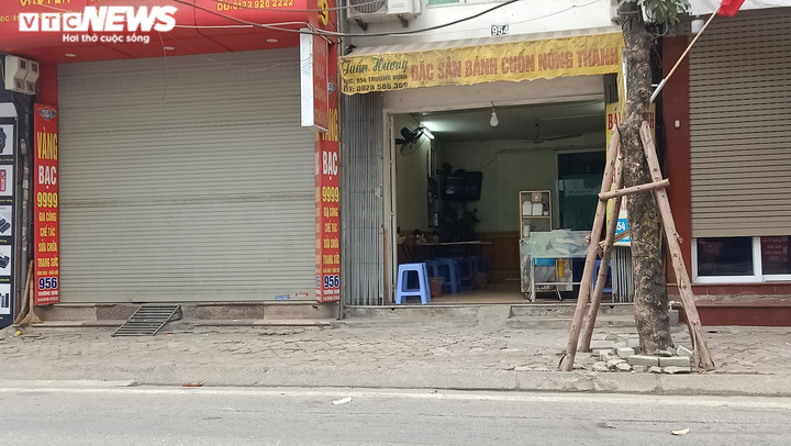 Ảnh: Các quán ăn ở Hà Nội thực hiện ra sao trong ngày đầu cấm bán hàng? - 6