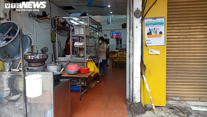 Ảnh: Các quán ăn ở Hà Nội thực hiện ra sao trong ngày đầu cấm bán hàng? - 5