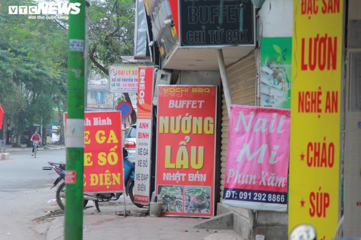 Ảnh: Các quán ăn ở Hà Nội thực hiện ra sao trong ngày đầu cấm bán hàng? - 9