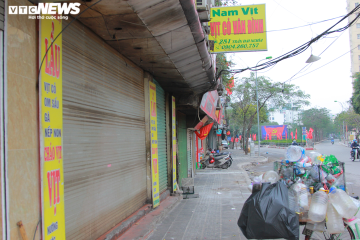 Ảnh: Các quán ăn ở Hà Nội thực hiện ra sao trong ngày đầu cấm bán hàng? - 7