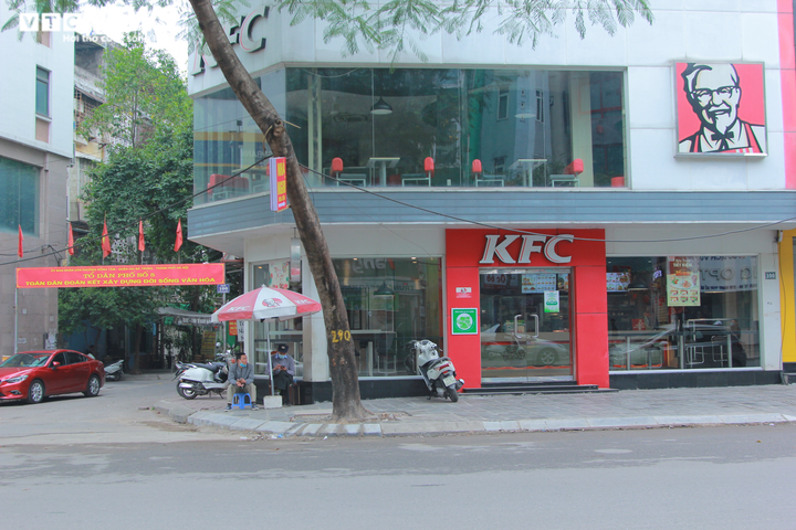 Ảnh: Các quán ăn ở Hà Nội thực hiện ra sao trong ngày đầu cấm bán hàng? - 10