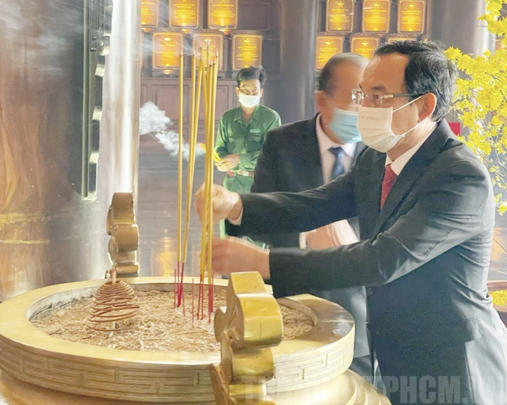 Lãnh đạo TP.HCM dâng hương tại đền tưởng niệm khu lịch sử truyền thống cách mạng - 2