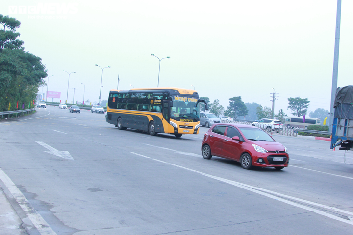 Ảnh: Quốc lộ 1A ùn ứ, cao tốc Pháp Vân-Cầu Giẽ thông thoáng chiều mùng 5 Tết - 13