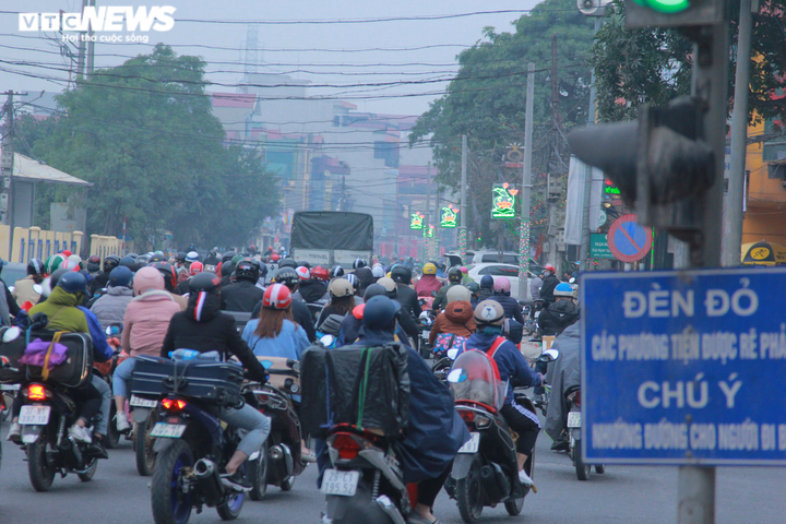 Ảnh: Quốc lộ 1A ùn ứ, cao tốc Pháp Vân-Cầu Giẽ thông thoáng chiều mùng 5 Tết - 2