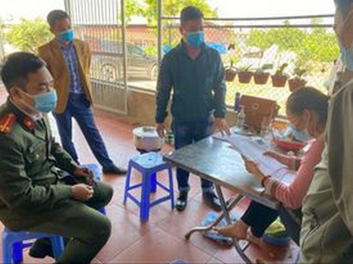 Đang cách ly tại nhà, cô gái trốn đi ăn lẩu còn livestream trên Facebook - 1