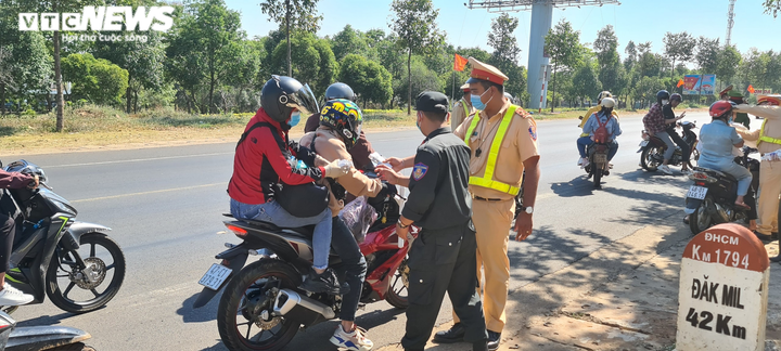 CSGT Đắk Nông ‘đội nắng’ phát nước, mũ bảo hiểm miễn phí cho người dân - 5