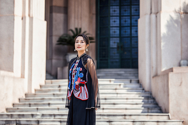 MC Phí Linh khoe eo thon gái một con - 1