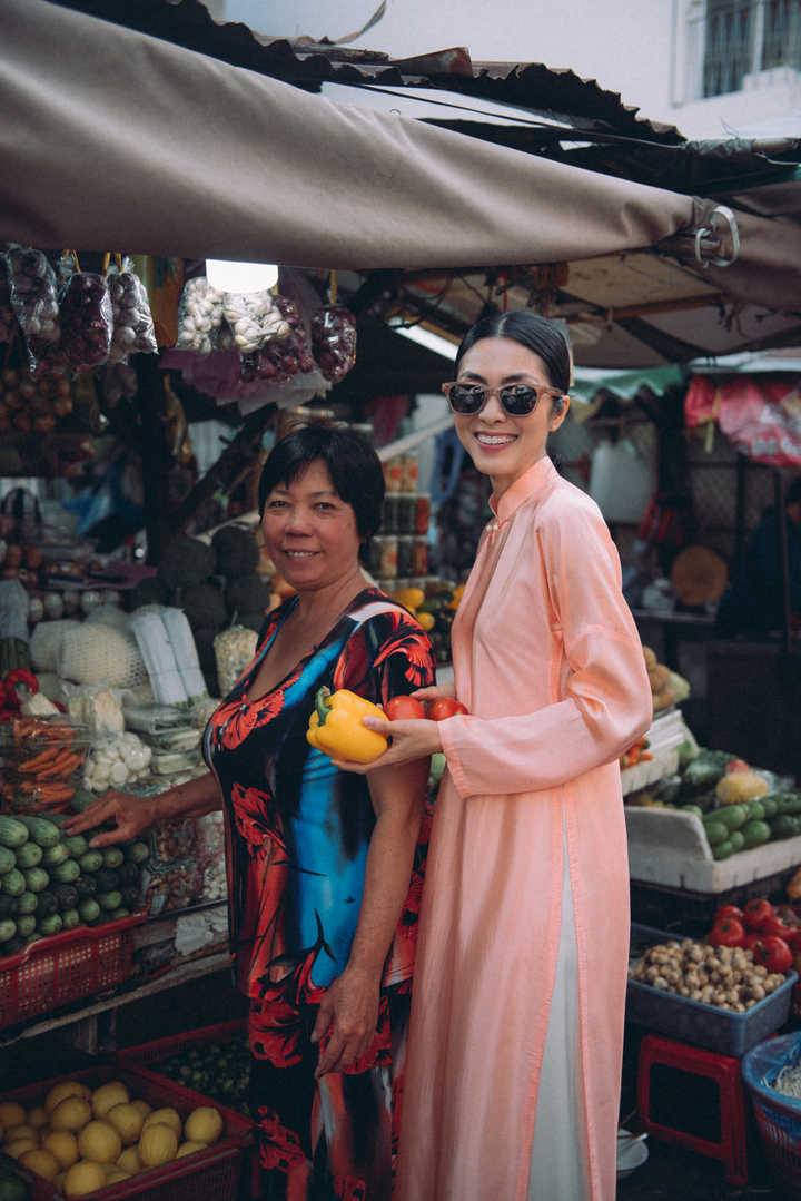 Tăng Thanh Hà diện áo dài sánh bước cùng người mẫu Quang Tuyến - 7