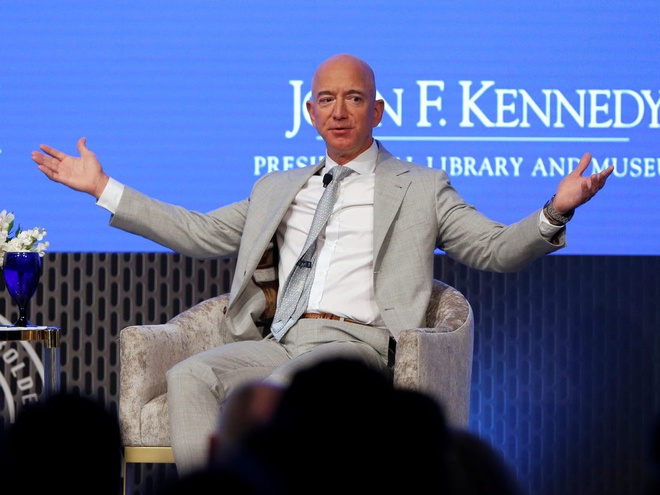 Jeff Bezos trở lại cuộc đua, Elon Musk mất ngôi người giàu nhất thế giới - 1