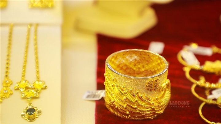 Giá vàng hôm nay 17/2: Trượt dốc về dưới 1.800 USD/ounce - 1