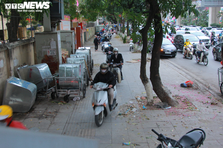 Ngày đầu đi làm sau kỳ nghỉ Tết, người Hà Nội chật vật trong cảnh tắc đường - 6