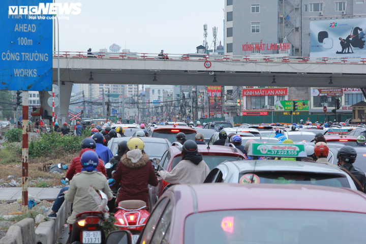 Ngày đầu đi làm sau kỳ nghỉ Tết, người Hà Nội chật vật trong cảnh tắc đường - 12