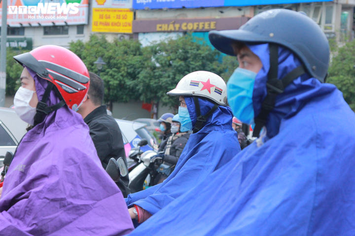 Ngày đầu đi làm sau kỳ nghỉ Tết, người Hà Nội chật vật trong cảnh tắc đường - 13