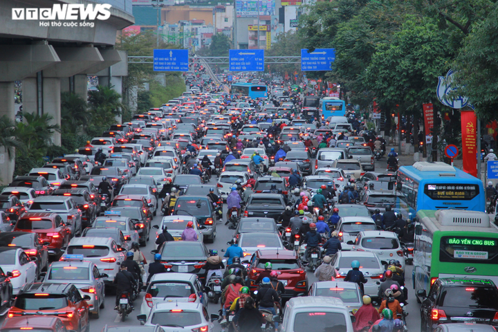 Ngày đầu đi làm sau kỳ nghỉ Tết, người Hà Nội chật vật trong cảnh tắc đường - 3