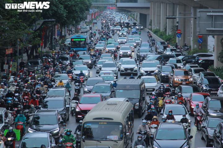 Ngày đầu đi làm sau kỳ nghỉ Tết, người Hà Nội chật vật trong cảnh tắc đường - 4