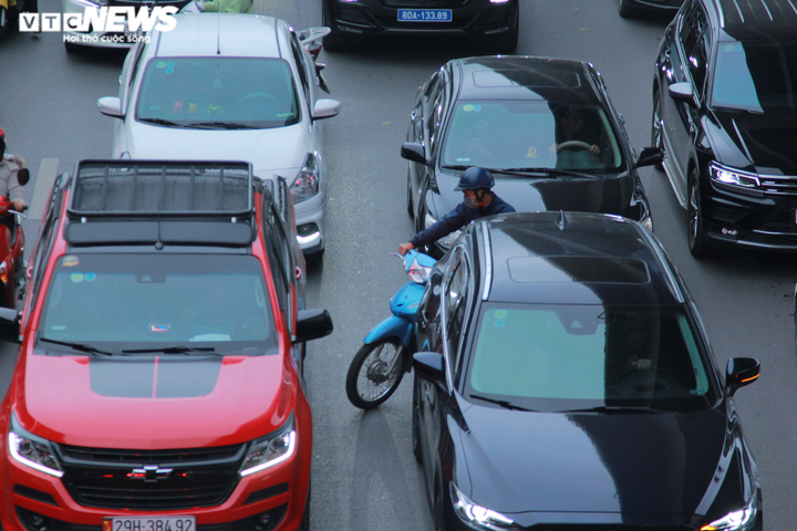 Ngày đầu đi làm sau kỳ nghỉ Tết, người Hà Nội chật vật trong cảnh tắc đường - 5