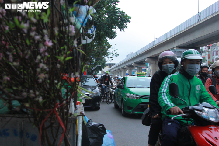 Ngày đầu đi làm sau kỳ nghỉ Tết, người Hà Nội chật vật trong cảnh tắc đường - 8