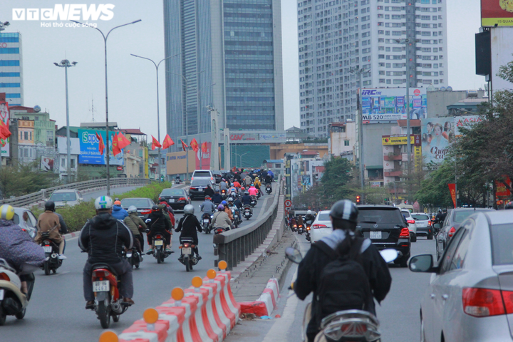 Ngày đầu đi làm sau kỳ nghỉ Tết, người Hà Nội chật vật trong cảnh tắc đường - 9
