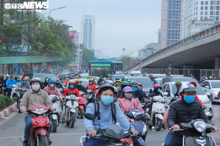 Ngày đầu đi làm sau kỳ nghỉ Tết, người Hà Nội chật vật trong cảnh tắc đường - 10