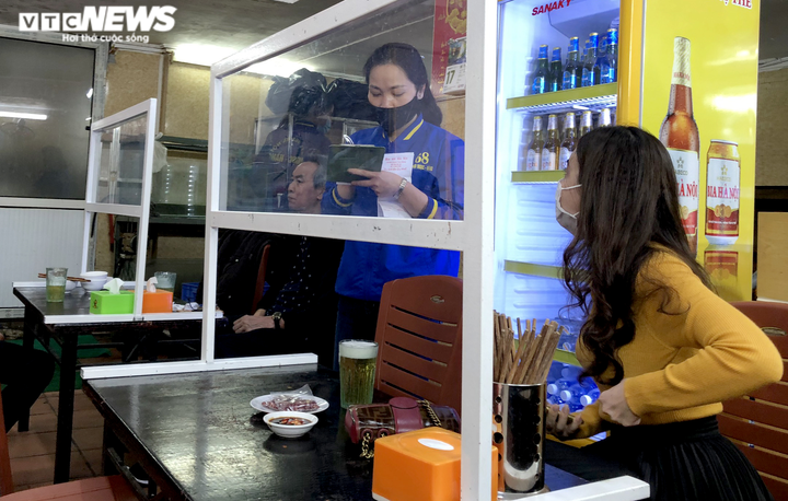 Nhiều quán ăn ở Hà Nội thờ ơ lệnh giãn cách, khách vẫn tấp nập ra vào - 8