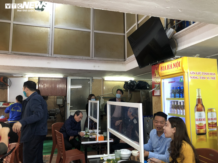 Nhiều quán ăn ở Hà Nội thờ ơ lệnh giãn cách, khách vẫn tấp nập ra vào - 9