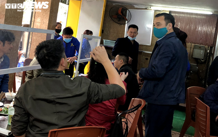 Nhiều quán ăn ở Hà Nội thờ ơ lệnh giãn cách, khách vẫn tấp nập ra vào - 7
