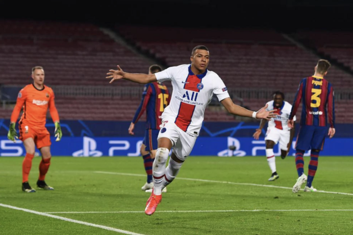 PSG đè bẹp Barca: Mbappe làm lu mờ Messi - 1