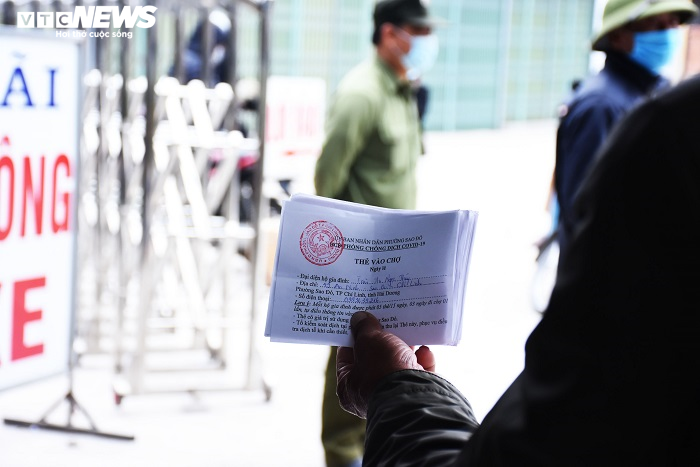 Ảnh: Người dân tâm dịch Chí Linh mang tem phiếu đi chợ theo ngày chẵn - lẻ - 5