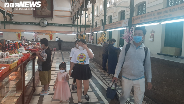 Ảnh: Điểm tham quan TP.HCM vắng khách sau Tết, nhiều người không đeo khẩu trang - 2