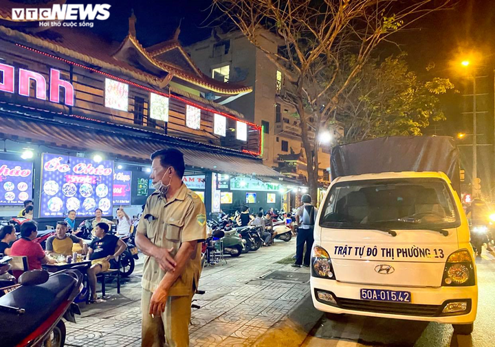 Ảnh: Nhiều nhà hàng ở TP.HCM vẫn đón cả trăm khách cùng lúc, bất chấp lệnh cấm - 9